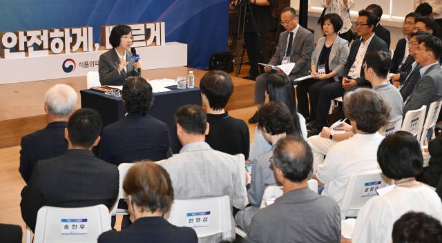 오유경 식품의약품안전처장이 22일 서울 중구 명동 커뮤니티하우스 마실에서 열린 '식의약 정책이음 열린마당(의료제품편)'에서 참석자들과 의견을 나누고 있다. 오승현 기자