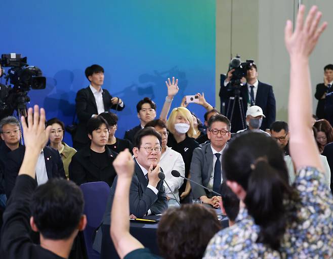 이재명 대통령이 7월4일 대전컨벤션센터에서 타운홀 미팅 형식으로 진행한 '국민소통 행보 2탄, 충청의 마음을 듣다' 간담회에서 시민들의 질문을 받고 있다. ⓒ연합뉴스