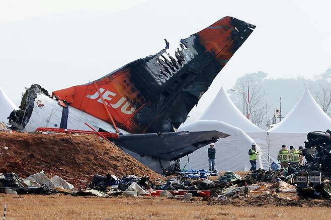 제주항공 여객기 참사 17일째인 1월14일 전남 무안국제공항 사고 현장에서 수습 당국 관계자들이 수색 작업을 하는 모습. ⓒ연합뉴스