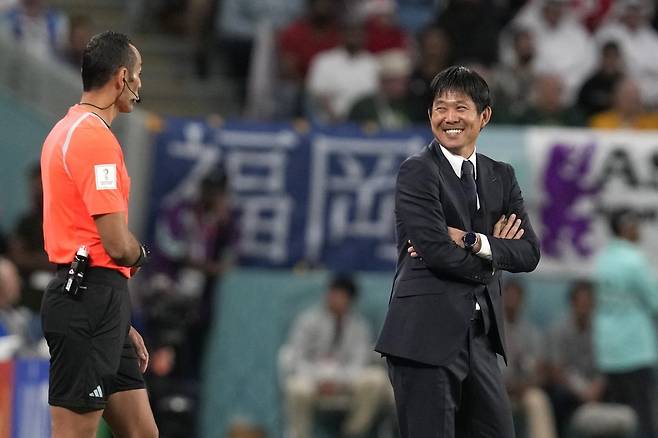 모리야스 하지메 일본축구대표팀 감독이 유럽파 점검을 위해 18일 출국했다. 출국 과정에서 자칫 비행기에 오르지 못할 뻔한 해프팅이 벌어졌지만 다행히 스웨덴으로 떠났다. 그는 스웨덴, 체코, 벨기에에서 뛰는 어린 유럽파들을 2주동안 집중 점검할 계획이다. AP뉴시스