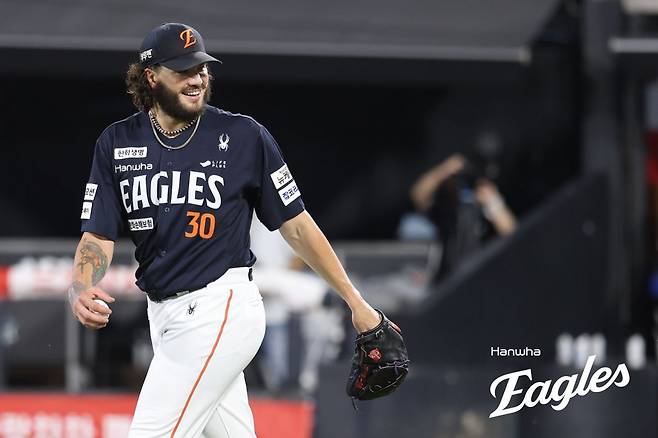 한화 폰세는 KBO리그 사상 첫 4관왕에 도전한다. 현재 승리와 ERA, 승률, 탈삼진 부문에서 리그 선두다. 후반기 경쟁자들이 주춤한 사이 격차를 더욱 벌렸다. 사진제공|한화 이글스
