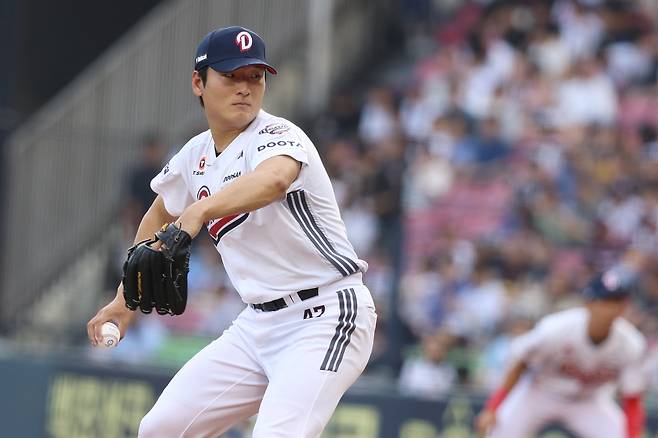 두산 곽빈이 3일 잠실 삼성전에서 투구하고 있다. 두산베어스 제공