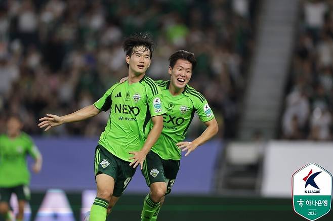 ▲ 23일 전주월드컵경기장에서 전북현대와 강원FC의 하나은행 K리그1 2025 23라운드가 열렸다. 전반에 김진규와 콤파뇨의 득점이 터진 전북이 2-0으로 이겨 독주 체제를 확고히 했다. ⓒ 한국프로축구연맹