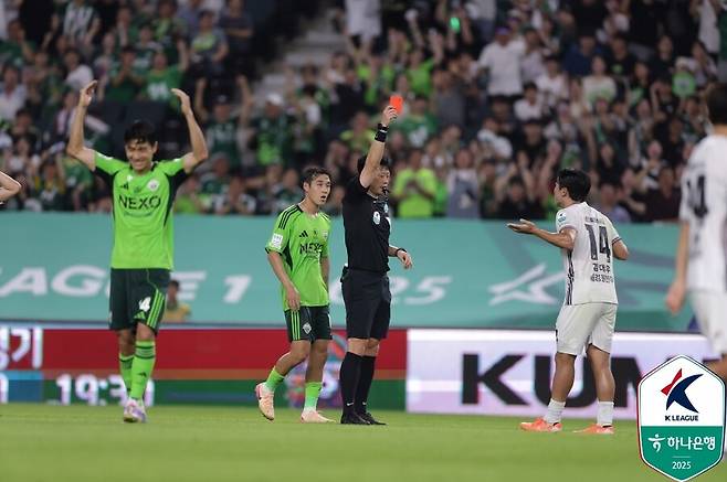 ▲ 23일 전주월드컵경기장에서 전북현대와 강원FC의 하나은행 K리그1 2025 23라운드가 열렸다. 전반에 김진규와 콤파뇨의 득점이 터진 전북이 2-0으로 이겨 독주 체제를 확고히 했다. ⓒ 한국프로축구연맹