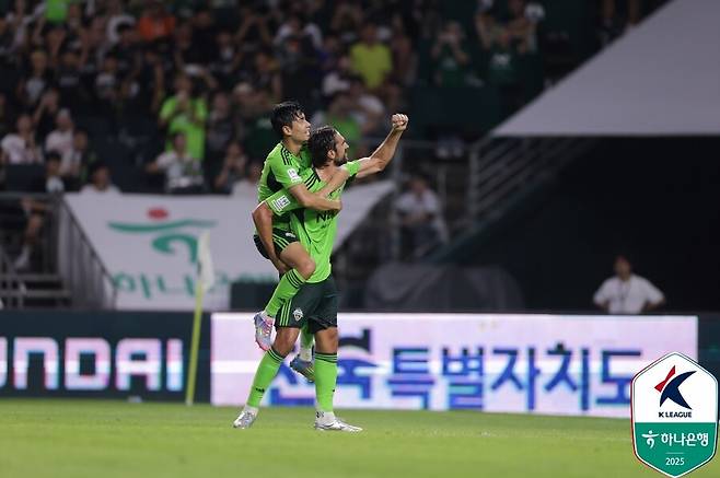 ▲ 23일 전주월드컵경기장에서 전북현대와 강원FC의 하나은행 K리그1 2025 23라운드가 열렸다. 전반에 김진규와 콤파뇨의 득점이 터진 전북이 2-0으로 이겨 독주 체제를 확고히 했다. ⓒ 한국프로축구연맹