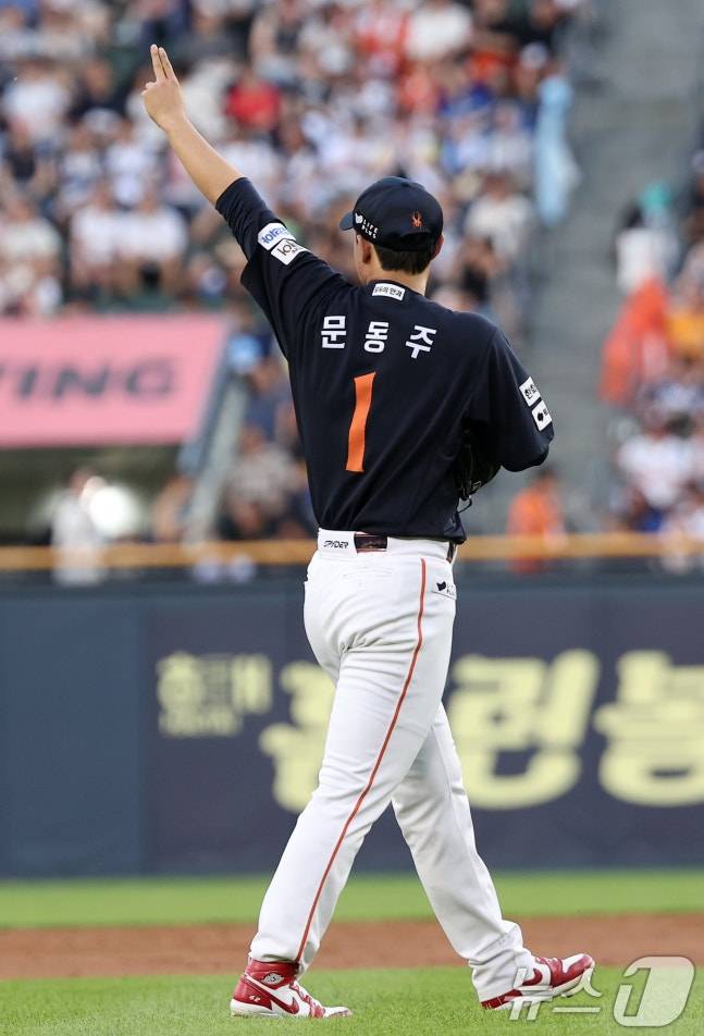 호수비에 감사의 인사를 하는 문동주. /사진=뉴스1