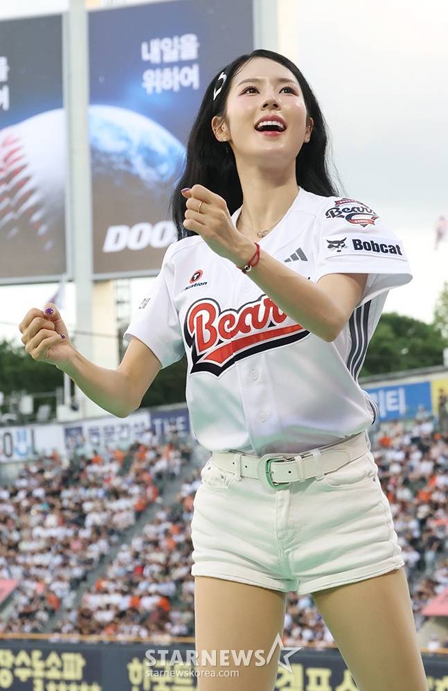 2025 신한 SOL Bank KBO리그 두산 베어스 대 한화 이글스 경기가 22일 서울 잠실야구장에서 열렸다. 두산 치어리더 박기량이 상큼한 응원을 하고 있다. /사진=김진경 kim.jinkyung@