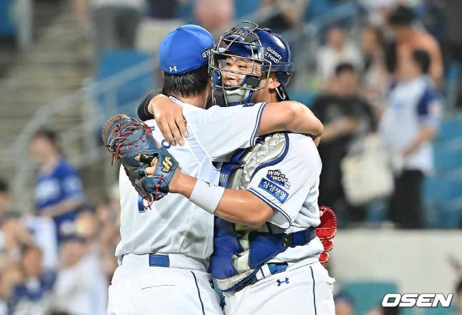 삼성 마무리 이호성(왼쪽)이 승리 후 포수 김재성과 포옹을 나누고 있다.