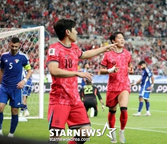 골을 넣고 기뻐하는 이강인(왼쪽). /사진=강영조 선임기자