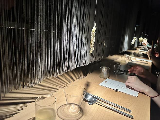 실제 공연처럼…미슐랭 2스타 셰프의 '극장 레스토랑' (브뤼셀=연합뉴스) 정빛나 특파원 = 한국 입양인 출신인 미슐랭 2스타 셰프 상훈 드장브르(55) 씨가 벨기에 브뤼셀에 문을 연 새 한식 레스토랑 '자유' 내부 모습. 실제 공연처럼 막이 오르면 코스 요리 서빙이 시작되는 콘셉트다. 2025.7.23 shine@yna.co.kr