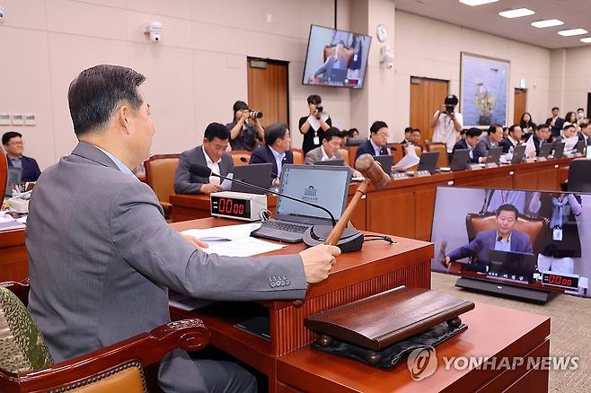 의사봉 두드리는 이철규 위원장 (서울=연합뉴스) 박동주 기자 = 23일 서울 여의도 국회에서 한성숙 중기장관 후보자 청문보고서 채택의 건 등을 의결하기 위해 열린 산업통상자원중소벤처기업위원회 전체회의에서 이철규 위원장이 의사봉을 두드리고 있다. 2025.7.23 pdj6635@yna.co.kr