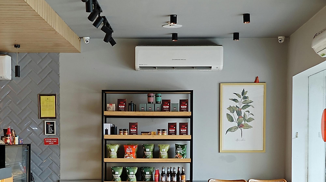 에어컨이 달려있는 카페