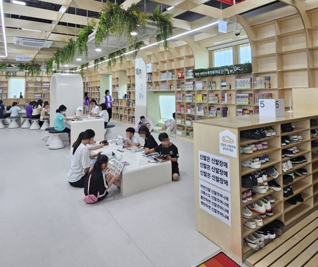 신발을 벗고 입장할 수 있는 어린이실 공간.