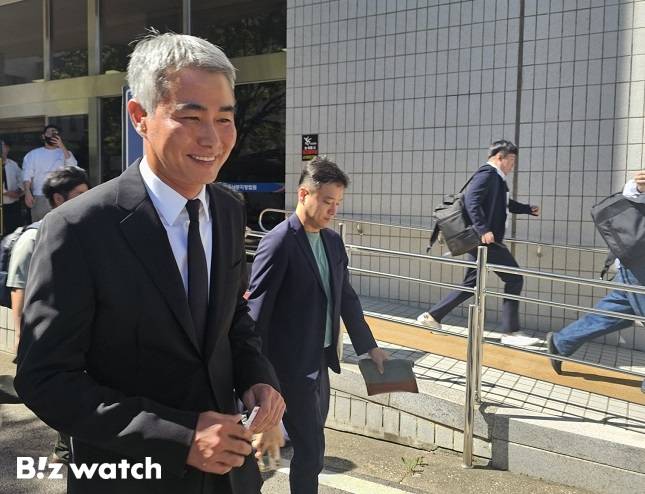 장현국 전 위메이드 전 대표가 지난해 9월 24일 서울남부지방법원에서 진행된 첫 공판을 마치고 법원을 나서고 있다. /사진=비즈워치