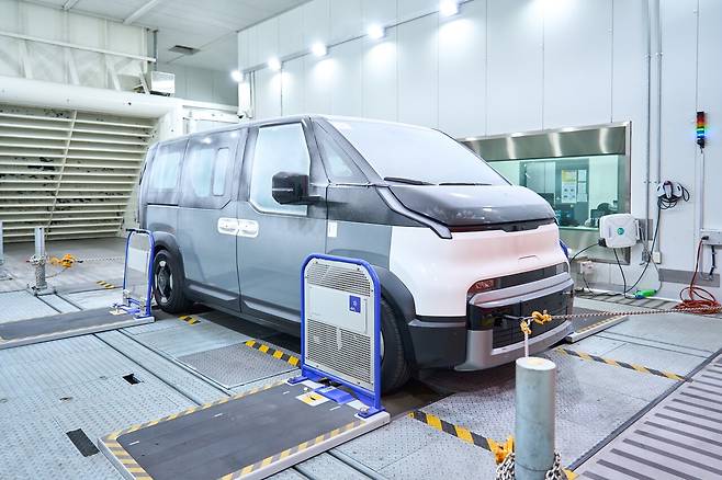 환경시험동 저온 챔버에서 PV5의 난방 성능을 평가하는 모습.