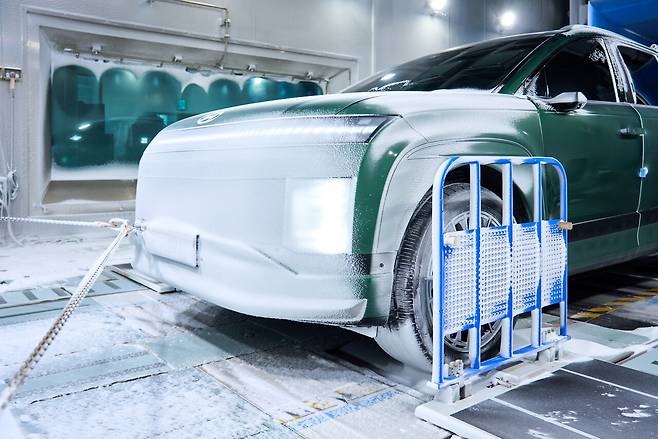 환경시험동 강설 챔버에서 아이오닉 9 차량에 강설 시험을 하는 모습.