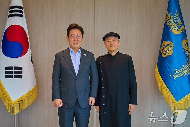 이재명 대통령이 24일 도올 김용옥 선생과 오찬을 가진 모습. (대통령실 자료 제공)