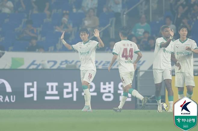 친정팀 울산HD를 상대로 대전 데뷔골을 터뜨린 뒤 골 뒤풀이를 자제하는 이명재. 사진 | 한국프로축구연맹