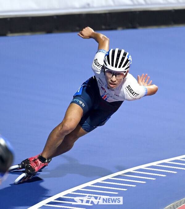 23일 제천롤러스포츠경기장에서 치러진 '제20회 아시아 롤러스케이팅 선수권대회' 스피드 트랙 남자 시니어 5,000m 포인트 결선에서 금메달을 차지한 정병희(충북체육회)가 질주를 펼치고 있다. /사진(제천)=김종원 기자