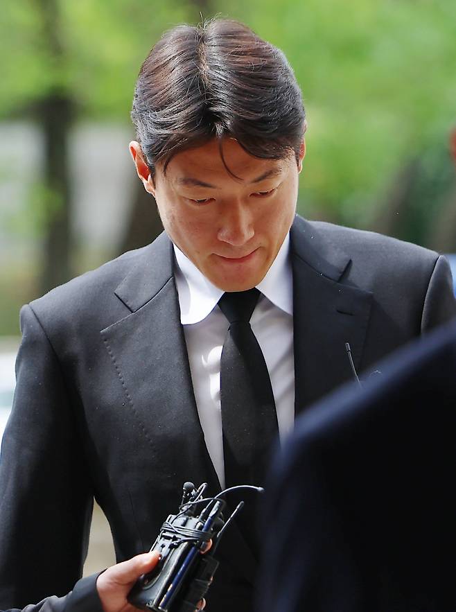 항소심 출석하는 황의조
(서울=연합뉴스) 김도훈 기자 = 불법 촬영 혐의로 1심에서 징역 1년에 집행유예 2년을 선고받은 축구선수 황의조가 19일 서울 서초구 서울고등법원에서 열린 2심 첫 공판에 출석하고 있다. 2025.6.19