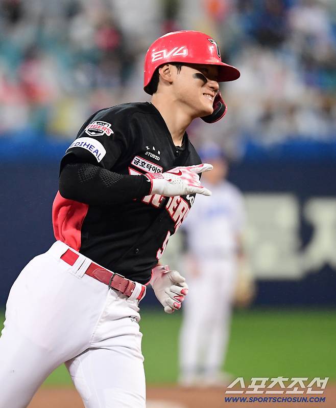 24일 대구 삼성라이온즈파크에서 열린 KBO리그 삼성과 KIA의 경기. 7회 KIA 김도영이 삼성 김태훈을 상대로 솔로홈런을 날렸다. 힘차게 그라운드를 돌고 있는 김도영. 대구=송정헌 기자songs@sportschosun.com/2025.05.24/