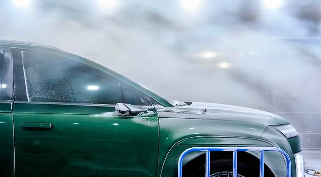 경기 화성시 현대차그룹 남양연구소 환경시험동에서 강설 시험을 진행 중인 아이오닉9./현대차그룹 제공