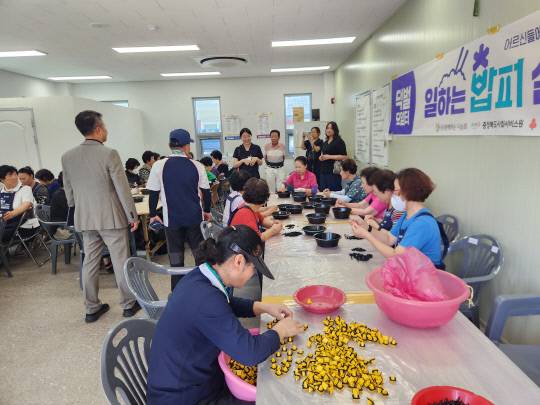 24일 경기 의정부시가 충북도를 찾아 일하는 밥퍼 사업장을 벤치마킹하는 모습. 충북도 제공