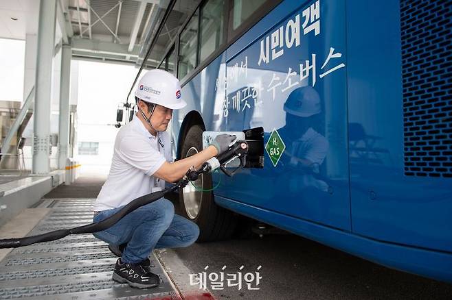 수소충전기 안전점검 중인 모습.ⓒ한국가스안전공사