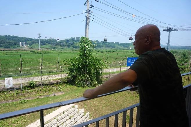 최성룡 납북자가족모임 대표가 8일 경기도 파주시 임진각 한반도생태평화 종합관광센터 야외쉼터에서 열린 대북전단 살포중단 합의 공동기자회견을 마친 뒤 북쪽을 바라보고 있다. 이준희 기자