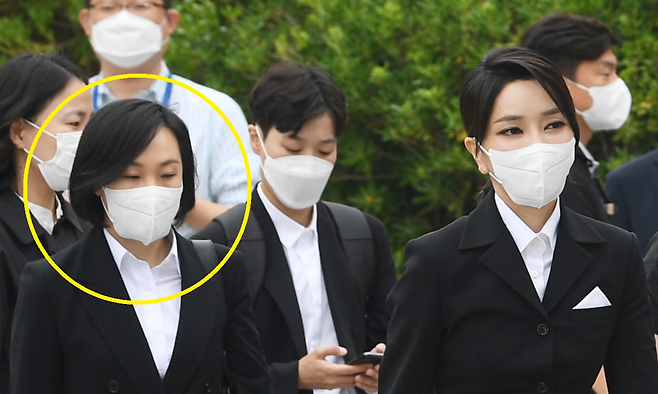 2022년 6월13일 윤석열 전 대통령의 부인 김건희 여사가 경남 김해시 진영읍 봉하마을 고 노무현 전 대통령 묘역을 찾아 참배할 당시 수행비서 유경옥씨(맨 왼쪽)가 동행한 모습. 대통령실사진기자단