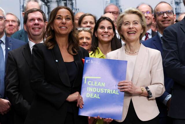 우르줄라 폰데어라이엔 유럽연합(EU) 집행위원장(앞줄 오른쪽)과 일함 카드리 사이언스코 최고경영자가 2025년 2월26일 벨기에 안트베르펜에서 열린 ‘유럽 산업 정상회의 2025, 청정산업딜\' 행사에서 나란히 서서 기념사진을 찍고 있다. REUTERS