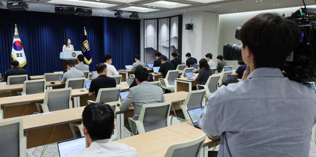 강유정 대통령실 대변인이 지난달 8일 용산 대통령실에서 브리핑룸 개선 관련 브리핑을 하고 있다. 뉴스1