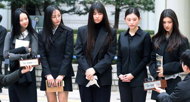 그룹 뉴진스가 3월 7일 서울 서초구 서울중앙지법에서 열린 기획사 지위보전 및 광고계약 체결 등 금지 가처분 심문기일을 마친 후 취재진 질문에 답변하고 있다. 뉴시스