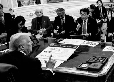 도널드 트럼프 미국 대통령이 백악관 집무실에서 일본 측 무역 협상 대표단과 이야기하고 있다. 댄 스커비노 백악관 부비서실장 엑스(X) 갈무리.