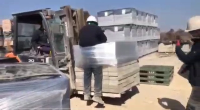 전남 나주의 한 벽돌공장에서 이주노동자가 비닐로 결박된 채 지게차로 들어 올려지는 모습. 광주전남이주노동자인권네트워크 제공