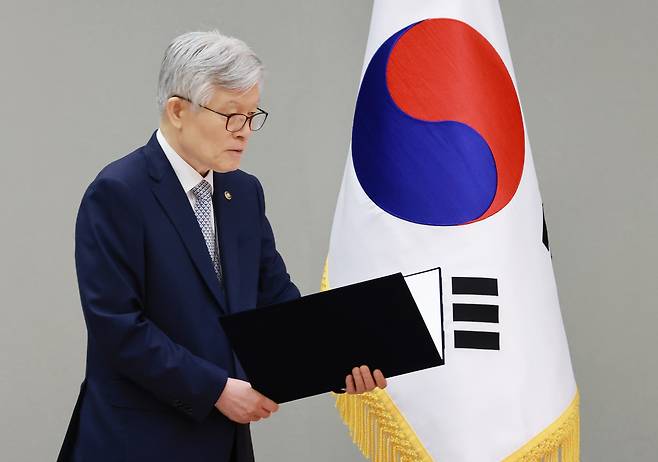 최동석 인사혁신처장이 지난 23일 용산 대통령실 청사에서 열린 장관 임명장 수여식에 참석해 리허설을 하고 있다. 연합뉴스