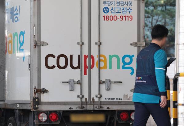 서울 시내의 한 물류 캠프에 쿠팡 배송 차량이 주차돼 있다. 연합뉴스