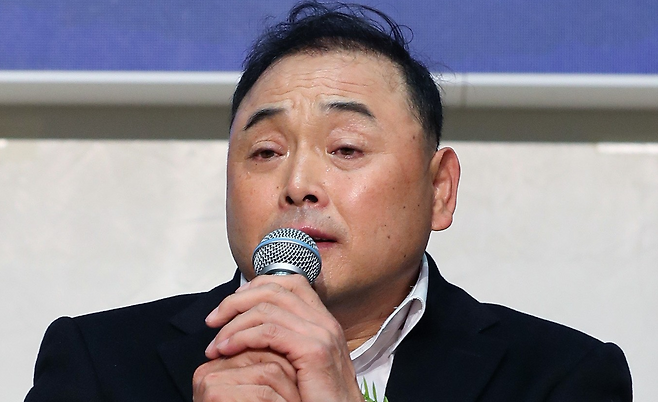 국민 마라토너 이봉주가 아내의 조카를 입양해 아들로 키우게 된 사연이 다시 한번 많은 이들의 마음을 울리고 있다. 뉴스1