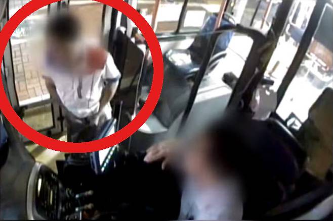 지난 19일 시내버스 안에서 바지를 벗으려는 A(60대) 씨의 모습. 사진=JTBC '사건반장' 보도 화면 캡처