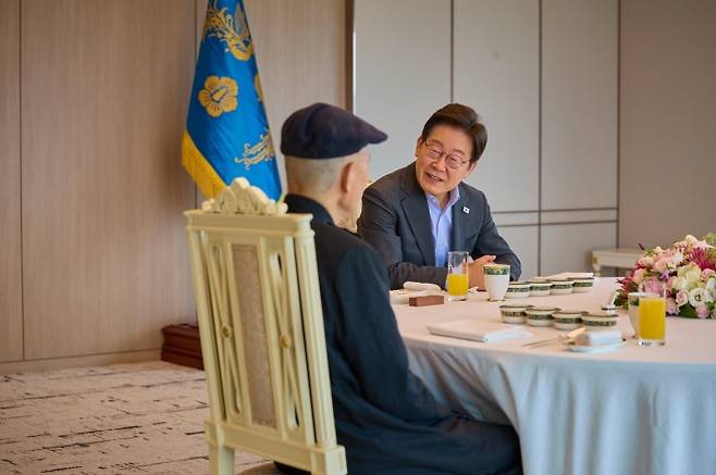 이재명 대통령, 도올 김용옥 전 고려대 교수와 오찬 간담회 - 이재명 대통령이 24일 서울 용산 대통령실 청사에서 도올 김용옥 전 고려대 교수와 오찬 간담회를 하고 있다. 2025.7.24 대통령실 제공