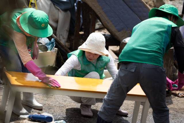 이재명 대통령의 부인 김혜경 여사가 24일 경기 가평군 수해복구 현장에서 점심 배식 자원봉사 활동을 하고 있다. 사진제공=대통령실