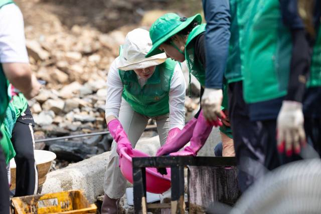 이재명 대통령의 부인 김혜경 여사가 24일 경기 가평군 수해복구 현장에서 점심 배식 자원봉사 활동을 하고 있다. 사진제공=대통령실