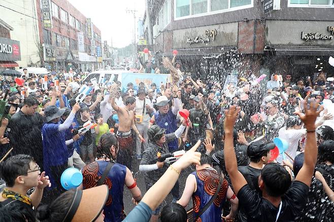 지난해 7월 27일 오후 장흡읍 중앙로 사거리 앞. 정남진 장흥물축제 개막 첫날 살수대첩 거리퍼레이드에 나선 참가자들이 폭염도 잊은 채 물싸움하고 있다. ⓒ 장흥군
