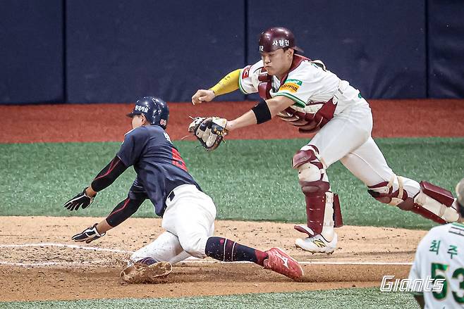 롯데 박승욱(왼쪽)이 23일 고척스카이돔에서 열린 키움전 5회초 2사 1·2루서 고승민의 1타점 우전 적시타 때 키움 포수 김건희(오른쪽)을 피해 득점하고 있다. 사진제공|롯데 자이언츠