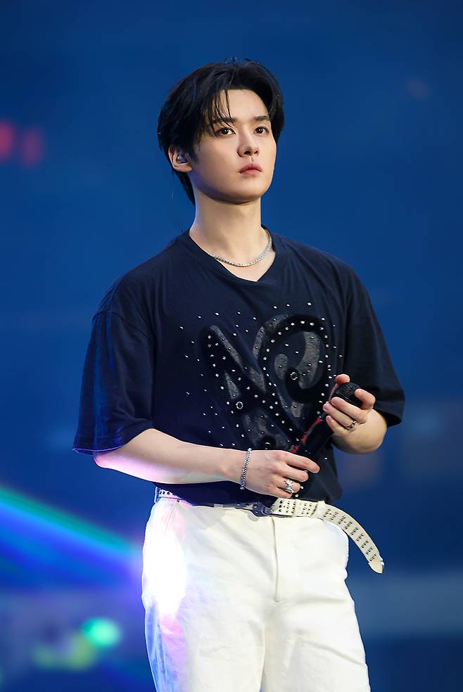 스트레이 키즈 런던 공연 리노 이미지_'가려줘' 무대 직후 장내를 둘러보는 리노/사진제공=JYP엔터테인먼트