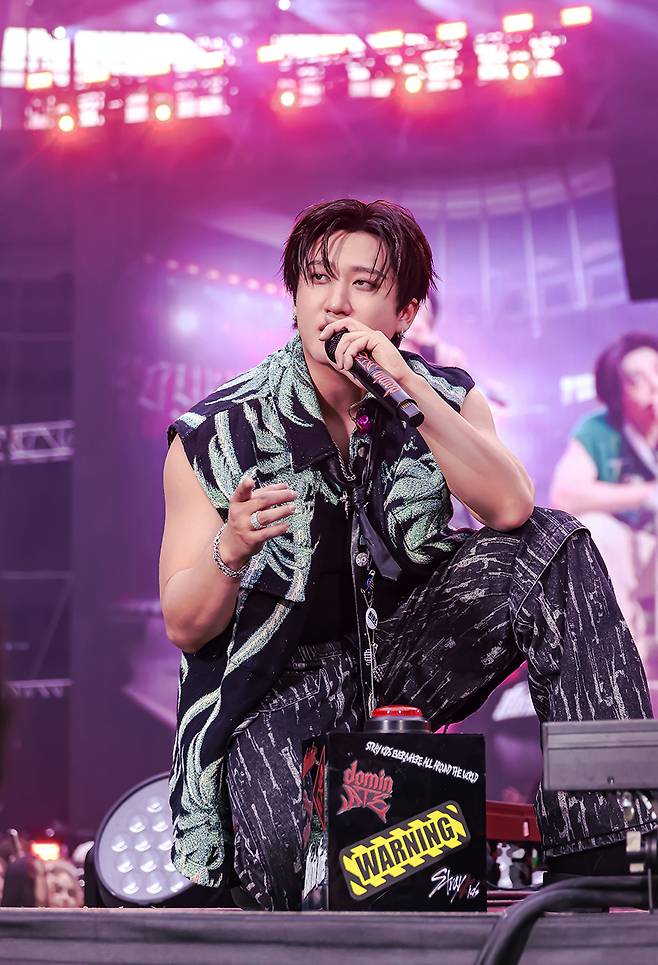 스트레이 키즈 런던 공연 창빈 이미지_'Burnin' Tires' 무대에서 관중과 호흡하는 창빈/사진제공=JYP엔터테인먼트