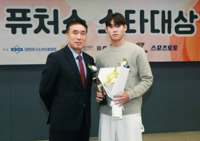 지난해 스타뉴스가 주최·주관한 2024 퓨처스 스타대상 축구 부문 스타상을 수상한 박승수(오른쪽). /사진=이동훈 기자