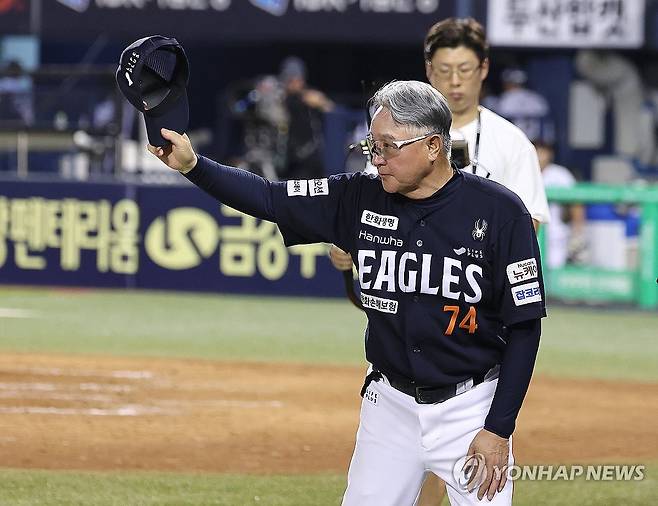 김경문 감독, 10연승 3번 이상 달성한 사령탑 기록 (서울=연합뉴스) 김주형 기자 = 22일 서울 잠실야구장에서 열린 프로야구 2025 신한 SOL 뱅크 KBO리그 두산베어스와 한화이글스 경기에서 10연승을 달성한 한화이글스 김경문 감독이 밝은 표정을 하고 있다.
김 감독은 역대 4번째로 10연승을 3번 이상 달성한 사령탑으로 기록된다. 2025.7.22 kjhpress@yna.co.kr