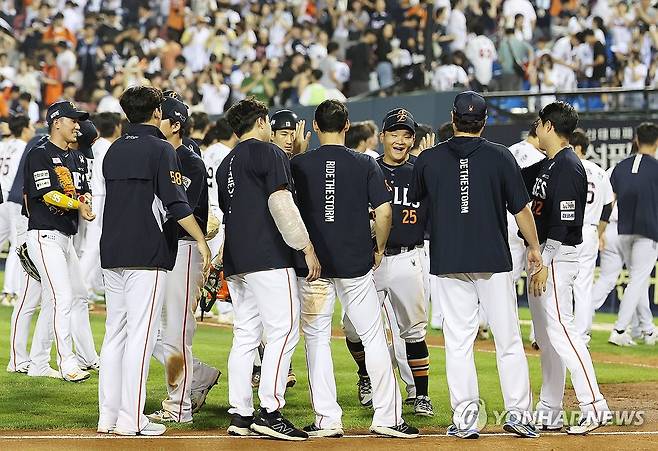 한화이글스 10연승 달성 (서울=연합뉴스) 김주형 기자 = 22일 서울 잠실야구장에서 열린 프로야구 2025 신한 SOL 뱅크 KBO리그 두산베어스와 한화이글스 경기에서 10연승을 달성한 한화이글스 선수들이 환호하고 있다.
한화는 1985년 삼성에 이어 역대 두 번째로 '단일시즌 두 번 이상의 10연승 달성' 진기록을 세웠다. 2025.7.22 kjhpress@yna.co.kr