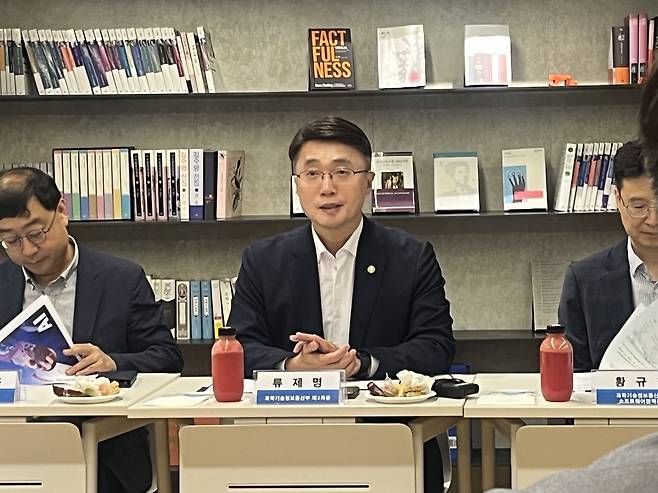 류제명 과기정통부 2차관 (서울=연합뉴스) 오지은 기자 = 24일 서울 용산구 바이브컴퍼니에서 열린 'AI 3대 강국 실현을 위한 연속 현장 소통 간담회'에서 류제명 과기정통부 2차관이 발언하고 있다. built@yna.co.kr